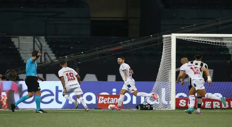 Arnaldo Ribeiro surpreende sobre equipe com um dos melhores meio-campo do Brasileirão