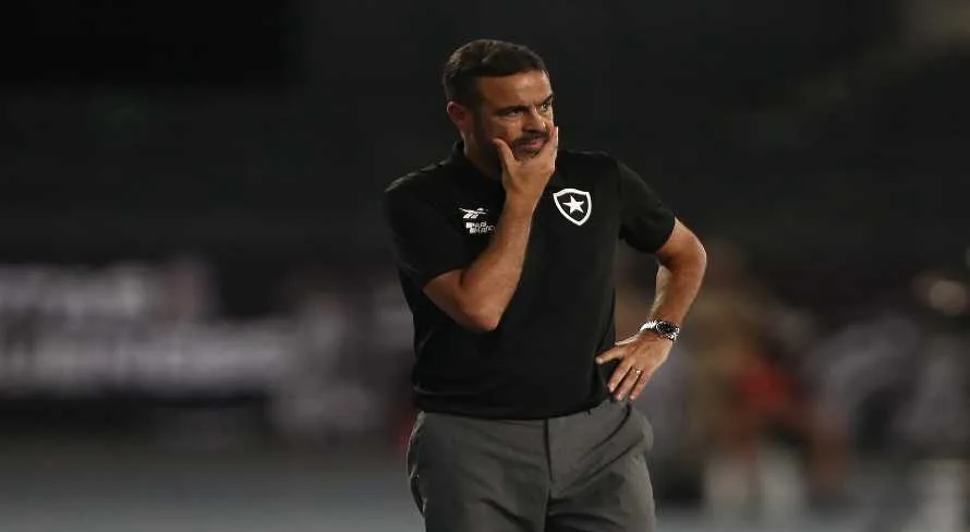 Técnico do Botafogo se envolve em tumulto em jogo contra o Vitória na Copa do Brasil; veja
