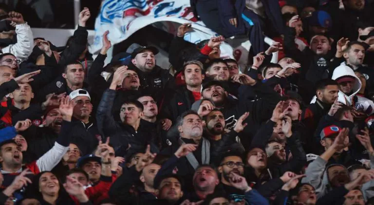 Partida é suspensa após arremessos de pedras em goleiro