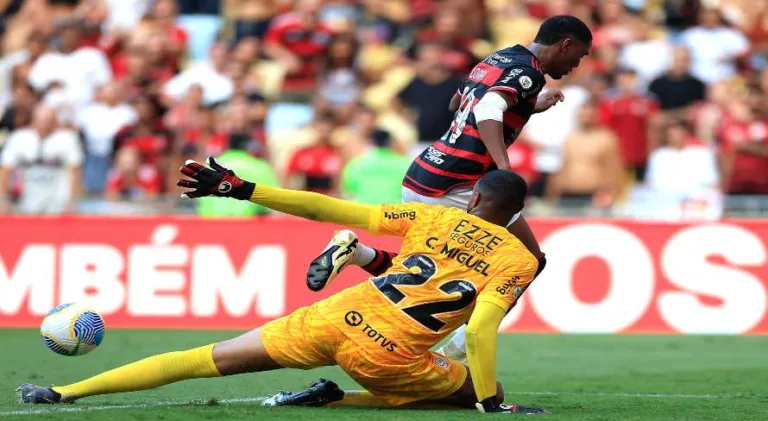 Vampeta exige medalhão no banco do Flamengo e banca substituto: “Dá sequência”