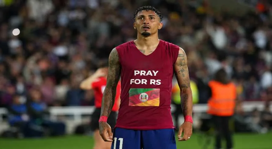 Raphinha marca e Barcelona vence o Real Sociedad na La Liga