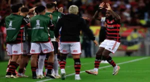 Gerson abre o placar para o Flamengo contra o Bolívar na Libertadores; veja