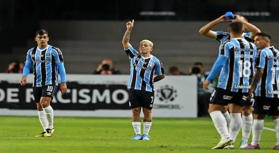 Resiliente, Grêmio marca dois em seu retorno após enchentes no RS; veja