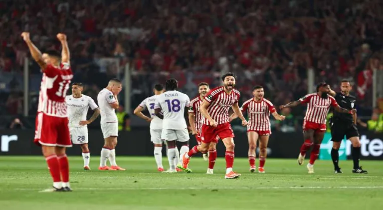 Com Rodinei, Olympiacos vence a Fiorentina e conquista título  na Conference League