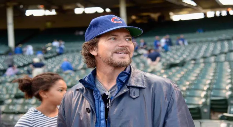 Eddie Vedder, do Pearl Jam, critica discurso machista de jogador da NFL