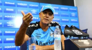 Sormani sobe o tom e pede punição pesada a técnico do Brasileirão: “Coisa de bandido”