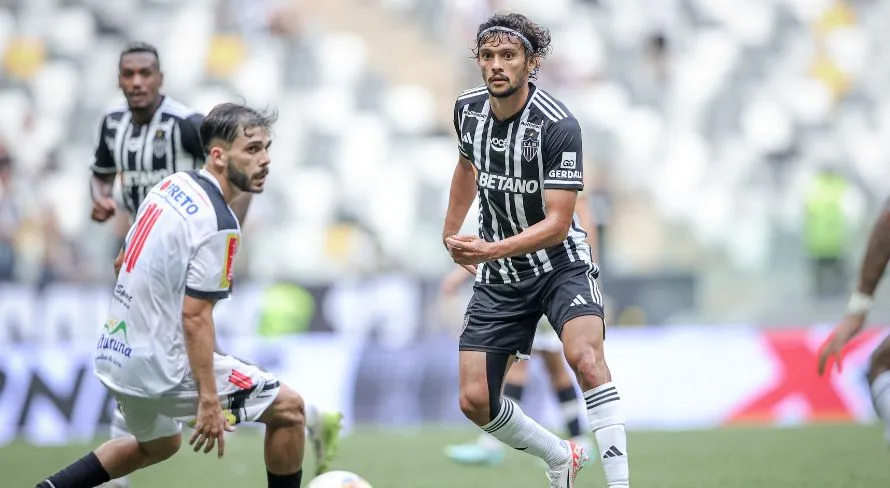 Presidente do Atlético-MG revela camisa de Gustavo Scarpa vendida por R$ 30 mil