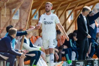 Henderson sendo substituído em jogo do Ajax