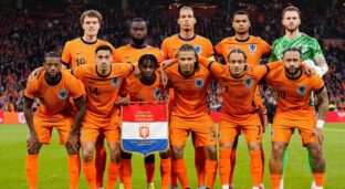 Jogadores da Holanda antes de amistoso (Reprodução/X/Holanda)