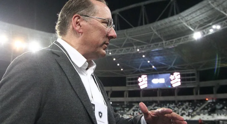 John Textor, do Botafogo, processa presidente do Palmeiras por injúria e difamação