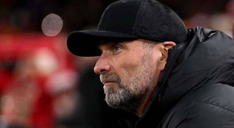 Foto de Jürgen Klopp sozinho no estádio do Liverpool viraliza