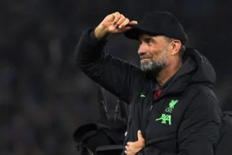 Klopp acenando para os torcedores do Liverpool após jogo