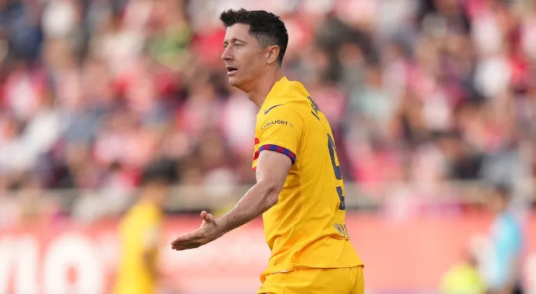 Lewandowski garante permanência no Barcelona
