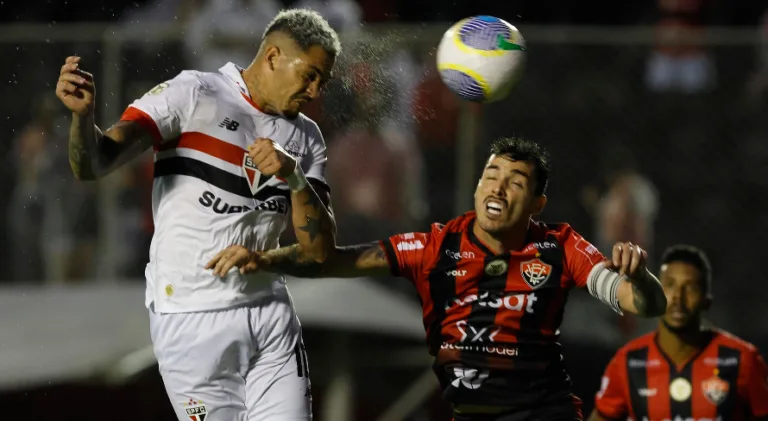 SPFC bate o Vitória com dois de Luciano no Brasileirão