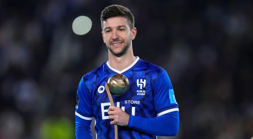 Luciano Vietto, do Al Hilal, mostra seu prêmio ao final da final da Copa do Mundo de Clubes da FIFA