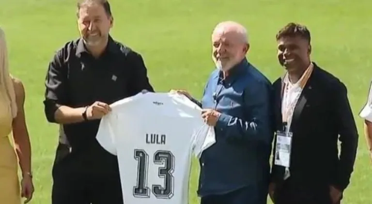 Presidente Lula participa de ato pelo Dia do Trabalho na Neo Química Arena e recebe camisa do Corinthians