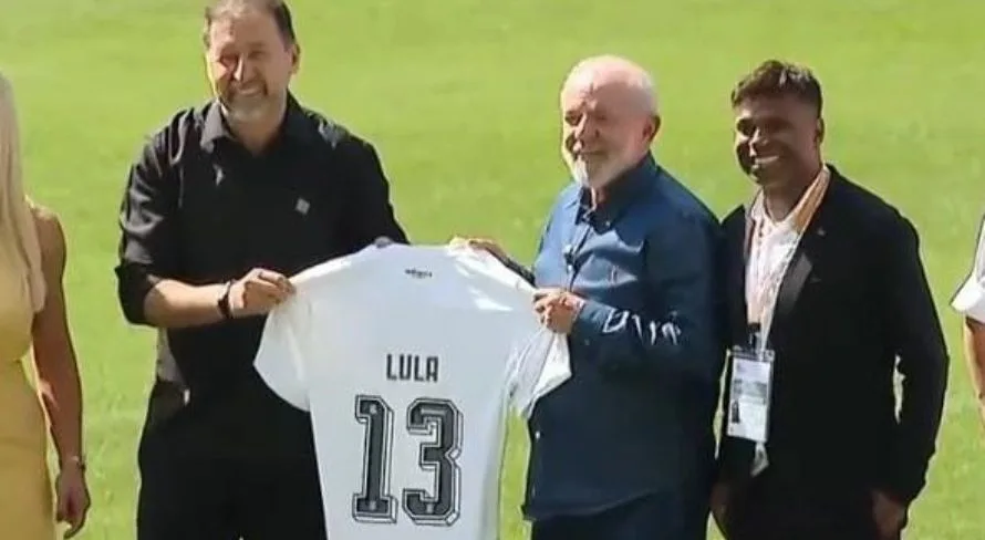 Presidente Lula participa de ato pelo Dia do Trabalho na Neo Química Arena e recebe camisa do Corinthians
