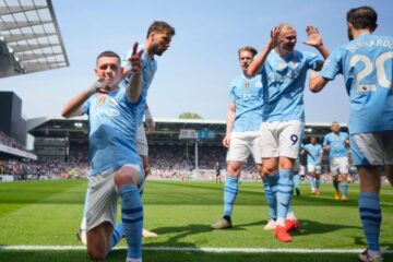 Phil Foden, do Manchester City, à esquerda, comemora com os companheiros após marcar o segundo gol contra o Fulham