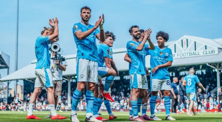 Torcedores do Arsenal soltaram fogos contra hotel do Manchester City, diz Walker