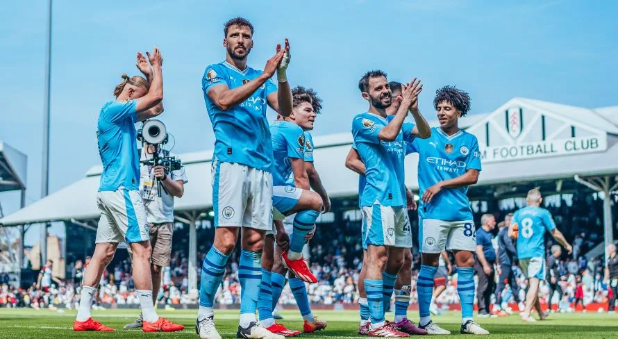 Torcedores do Arsenal soltaram fogos contra hotel do Manchester City, diz Walker