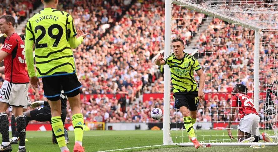 Arsenal bate o Manchester United fora de casa e mantém o sonho do título da Premier League