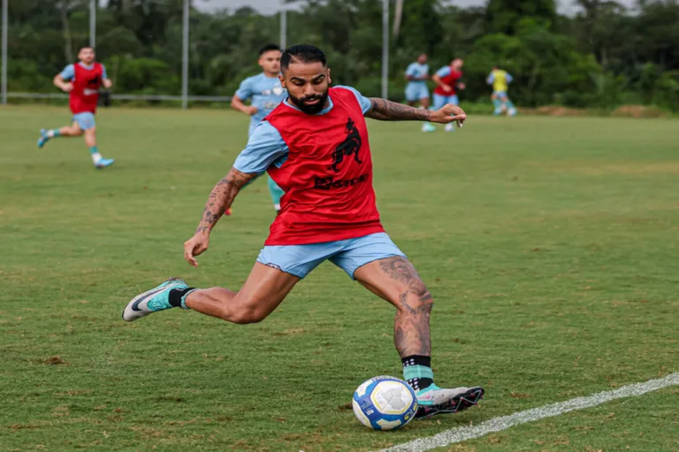 Meia do Paysandu dribla três e faz golaço em treino; assista