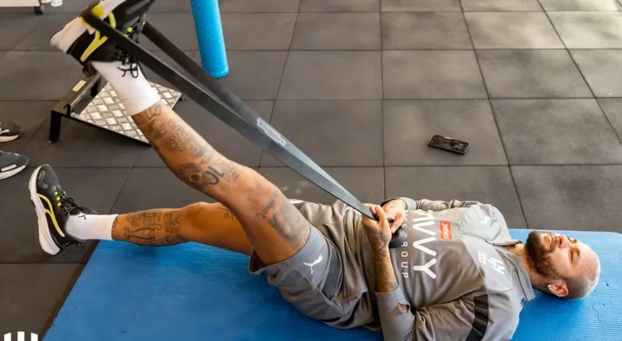 Neymar avança em recuperação de lesão no joelho e fica mais perto de retorno