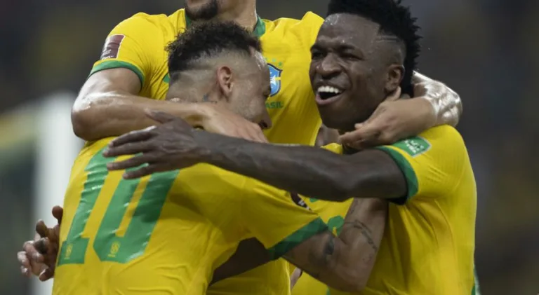 Pesquisa mostra Neymar à frente de Vinícius Júnior entre melhores jogadores do mundo