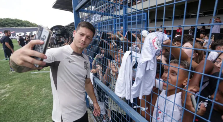 Rodrigo Garro ganha moral com torcedores do Corinthians após atitude em reunião