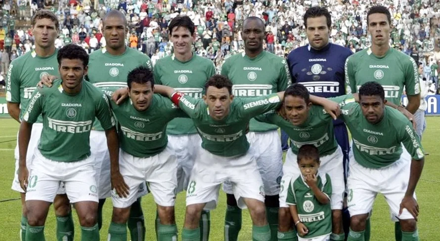 Ex-Palmeiras revela que xingamentos eram “estimulados” por volante do mesmo time: “Desleal”