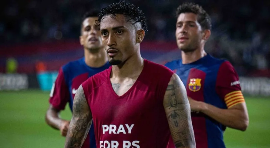 Raphinha, do Barcelona, é multado após homenagem ao Rio Grande do Sul