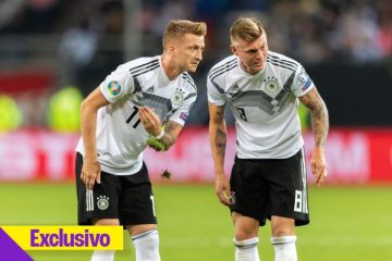 Kroos e Reus em campo juntos durante jogo da seleção alemã