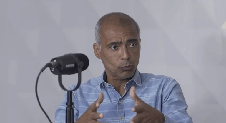 Romário exalta meia histórico do futebol: “Passe perfeito”