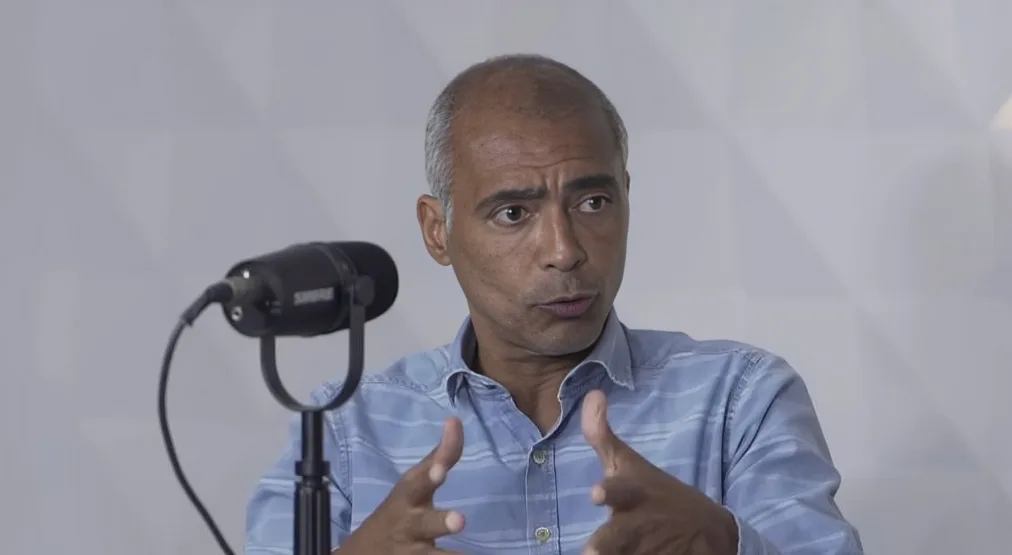 Romário exalta meia histórico do futebol: “Passe perfeito”