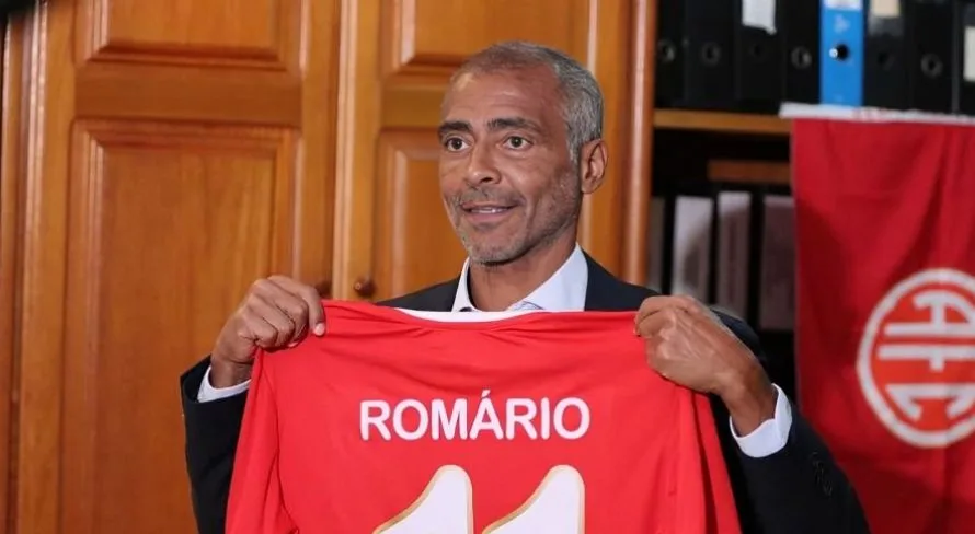 Romário sinaliza data de possível retorno aos gramados
