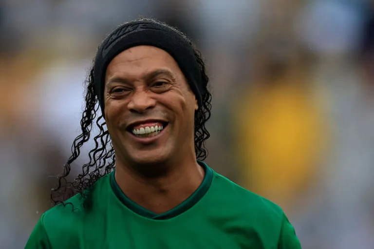 Ronaldinho Gaúcho faz dois gols em Futebol Solidário e pede mais doações para o RS 