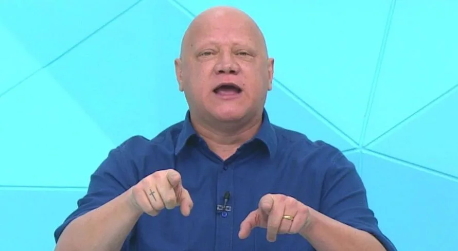 Ronaldo Giovaneli sugere time “ajudado” pela arbitragem no Brasil: “Sempre tem um pênalti”