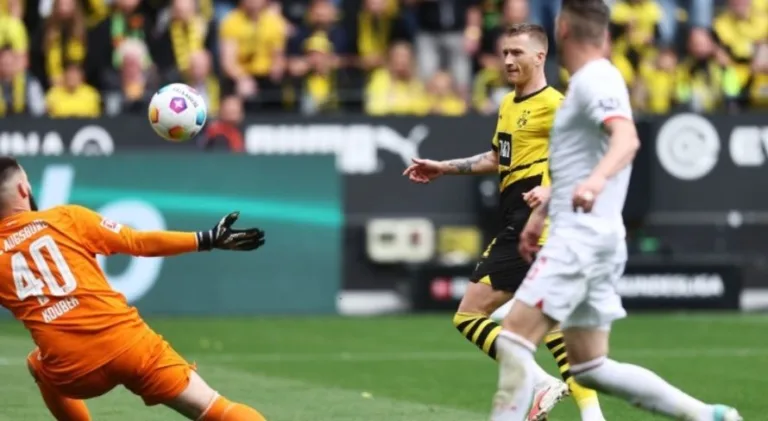 Borussia Dortmund goleia Augsburg na Bundesliga com show de Moukoko