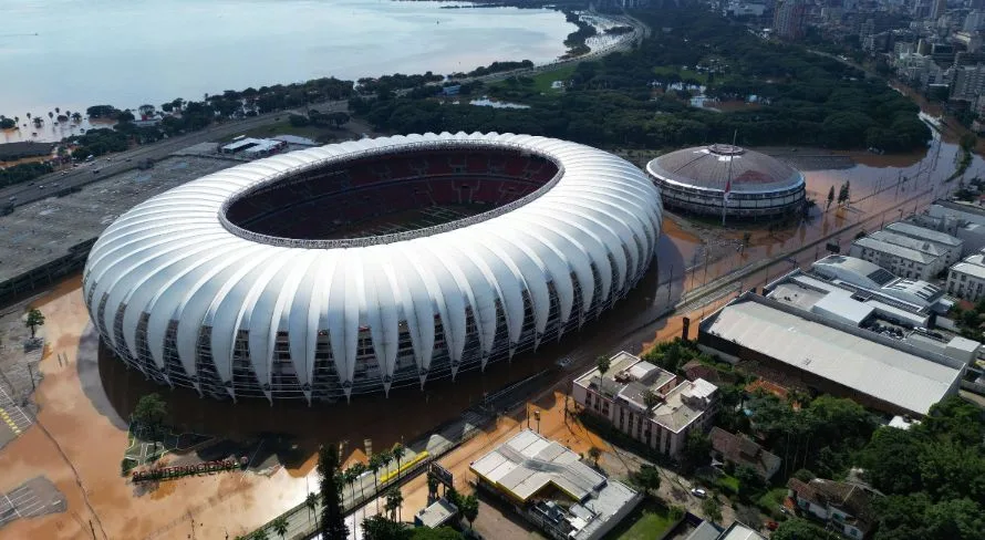 Thiago Maia, do Internacional, resgata vítimas da enchente do Rio Grande do Sul