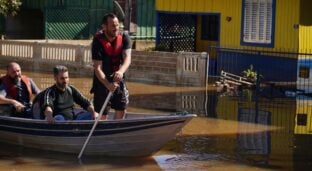 Botes resgatando pessoas durante a inundação no Rio Grande do Sul