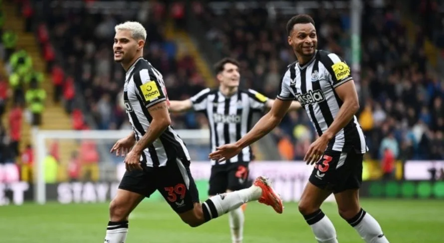 Newcastle goleia Burnley e entra no G-6 da Premier League