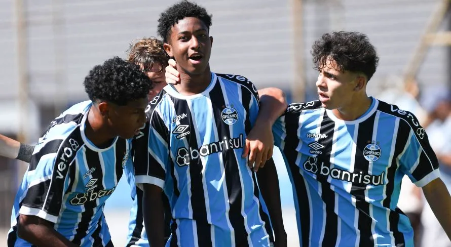Grêmio: jogadores da base são resgatados com ajuda de titulares