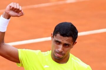 Thiago Monteiro avança em Roma