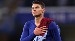 Thiago Silva agradecendo aopio de torcedores do Chelsea. (Créditos: Ryan Pierse/Getty Images)