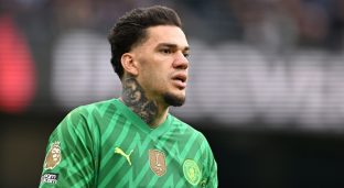 Ederson defende o City há sete anos e tem contrato com o clube até o meio de 2026 (Michael Regan/Getty Images)