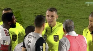 Tite dispara palavrão contra arbitragem em jogo do Flamengo: “Tem que olhar”