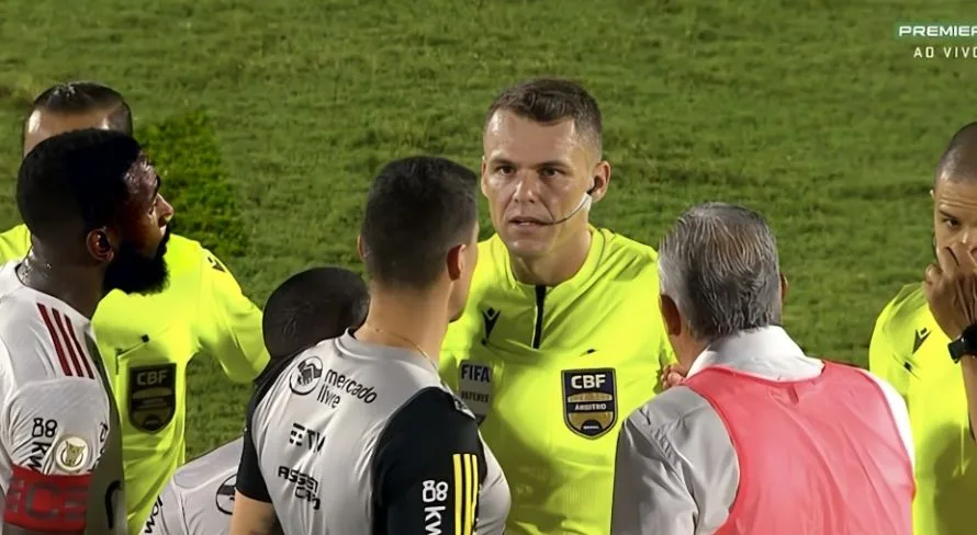Tite dispara palavrão contra arbitragem em jogo do Flamengo: “Tem que olhar”