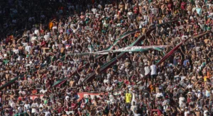 Fluminense x Atlético-MG tem confusão de torcedores no estádio; assista