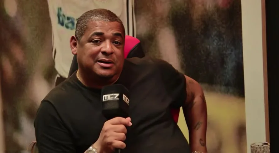 Vampeta aponta técnico com status elevado no futebol brasileiro: “Todos respeitam”