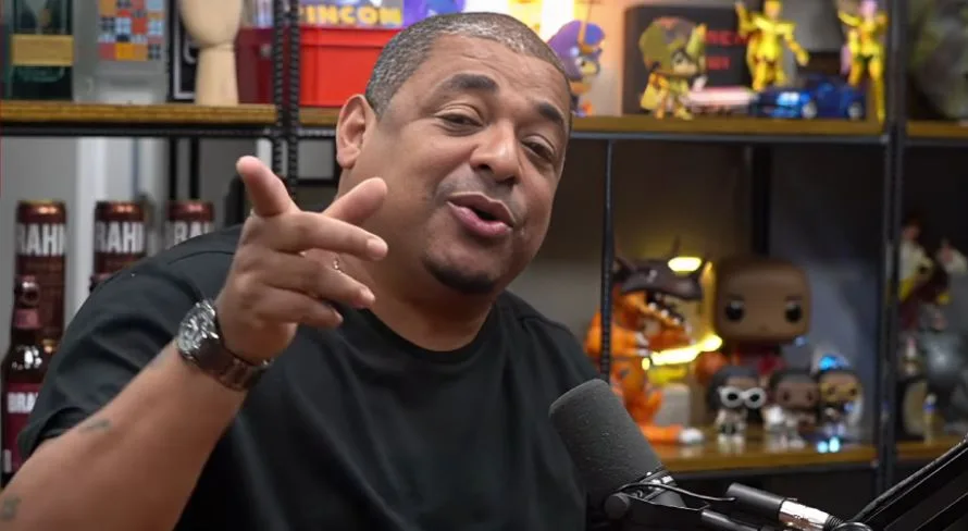 Vampeta aponta técnico imponente no futebol brasileiro: “Todo mundo treme”